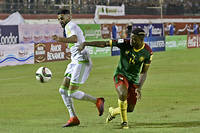L'Algerien Ryad Mahrez aux prises avec le Camerounais Aurelien Chedjou, lors des qualifications pour le Mondial 2018, le 9 octobre 2016 a Blida (Algerie).
