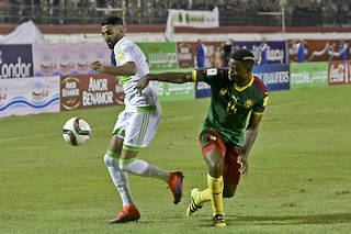 L'Algérien Ryad Mahrez aux prises avec le Camerounais Aurélien Chedjou, lors des qualifications pour le Mondial 2018, le 9 octobre 2016 à Blida (Algérie).
