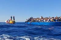 Selon le Haut Commissariat pour les réfugiés (HCR) de l'ONU, plus de 2 500 personnes sont mortes ou ont disparu en mer en 2021 en tentant de rejoindre l'Europe, en particulier l'Italie, l'Espagne ou la Grèce, via la Méditerranée et la route maritime du nord-ouest de l'Afrique.
