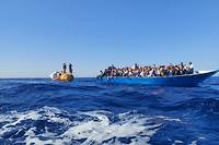 Selon le Haut Commissariat pour les réfugiés (HCR) de l'ONU, plus de 2 500 personnes sont mortes ou ont disparu en mer en 2021 en tentant de rejoindre l'Europe, en particulier l'Italie, l'Espagne ou la Grèce, via la Méditerranée et la route maritime du nord-ouest de l'Afrique.
