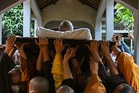 Vietnam: le c&eacute;l&egrave;bre moine Thich Nhat Hanh pleur&eacute; par des milliers de personnes