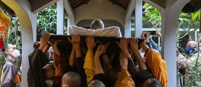 Vietnam: le celebre moine Thich Nhat Hanh pleure par des milliers de personnes