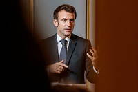 Le president Emmanuel Macron affronte un desamour des Francais.
