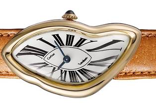 Lancee en 1967, la Cartier Crash est devenue le symbole meme des montres a chiffres romains destructures.
