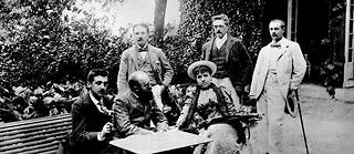  Marcel Proust (à l’extr. g.) à l’été 1892 à Trouville, au manoir de la Cour brûlée, louée par son amie Mme Straus (au c.). 