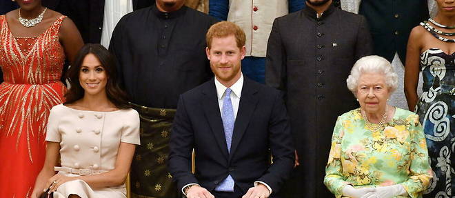 Les Sussex et la reine lors d'une ceremonie a Buckingham en juin 2018.  
