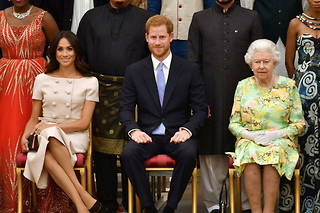 Les Sussex et la reine lors d'une cérémonie à Buckingham en juin 2018.  
