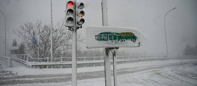 Tempete de neige en Grece: des centaines d'automobilistes  bloques sur le peripherique d'Athenes
