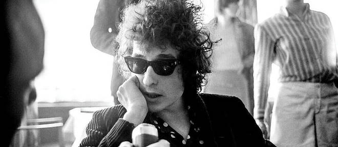 Bob Dylan lors d'une conference de presse a Stockholm, en avril 1966.
