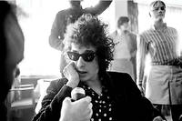 Bob Dylan lors d'une conférence de presse à Stockholm, en avril 1966.
