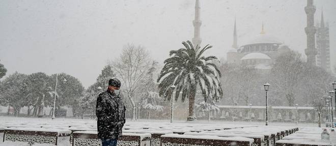 Chutes de neige: le trafic aerien suspendu a Istanbul, des automobilistes bloques a Athenes