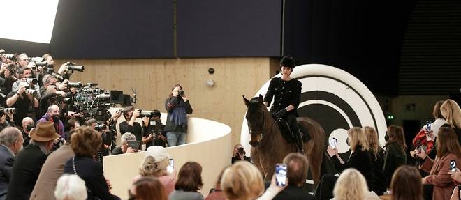 Charlotte Casiraghi a cheval pour le defile Chanel haute couture