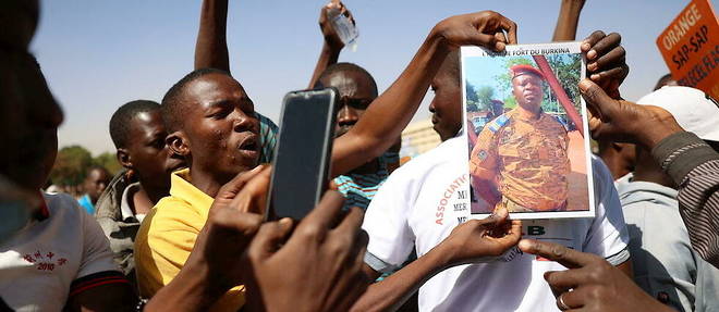 Dans les mains de la foule enthousiaste, la photo du Lieutenent Colonel Paul-Henri Sandaogo Damiba, chef des auteurs du coup d'Etat contre le president Kabore. 


