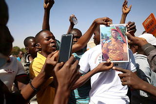 Dans les mains de la foule enthousiaste, la photo du Lieutenent Colonel Paul-Henri Sandaogo Damiba, chef des auteurs du coup d'État contre le président Kaboré. 
