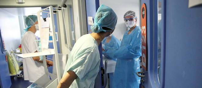 Le personnel soignant dans un service de medecine intensive et de reanimation medicale au nouvel hopital civil a Strasbourg, le 1er avril 2021. 
