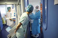 Le personnel soignant dans un service de médecine intensive et de réanimation médicale au nouvel hôpital civil à Strasbourg, le 1 er  avril 2021. 
