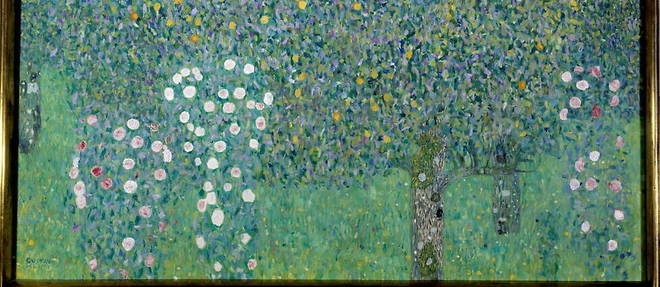 << Rosiers sous les arbres >> (1905). Peinture de Gustav Klimt (1862-1918).
