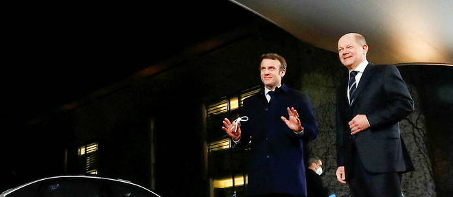 Emmanuel Macron, accueilli par Olaf Scholz a Berlin, le 25 janvier.  
