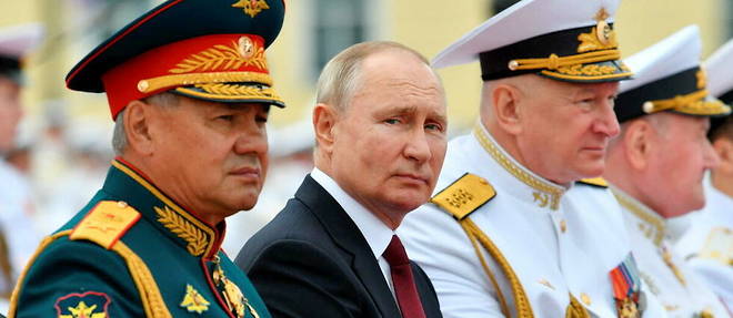 Le president russe Vladimir Poutine, entoure du ministre de la Defense, Serguei Choigou, et du chef de la marine russe, l'amiral Nikolai Yevmenov, a Saint-Petersbourg, le 25 juillet 2021.
