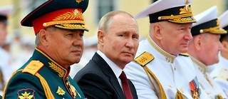 Le président russe Vladimir Poutine, entouré du ministre de la Défense, Sergueï Choïgou, et du chef de la marine russe, l'amiral Nikolai Yevmenov, à Saint-Pétersbourg, le 25 juillet 2021.
