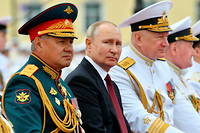 Le president russe Vladimir Poutine, entoure du ministre de la Defense, Serguei Choigou, et du chef de la marine russe, l'amiral Nikolai Yevmenov, a Saint-Petersbourg, le 25 juillet 2021.
