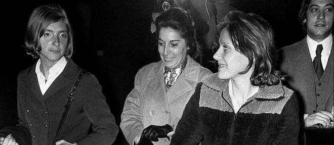 Mme Chevalier, a gauche, et sa fille Marie-Claire, a droite, 17 ans, quittent le tribunal de Bobigny, le 8 novembre 1972, a l'issue d'une audience du proces de l'affaire de l'avortement clandestin de Marie-Claire, enceinte a la suite d'un viol, et relaxee le 11 octobre precedent. 
