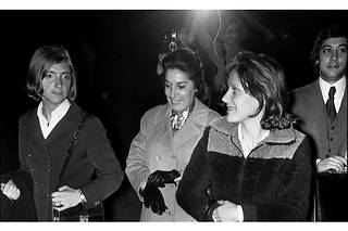 Mme Chevalier, à gauche, et sa fille Marie-Claire, à droite, 17 ans, quittent le tribunal de Bobigny, le 8 novembre 1972, à l'issue d'une audience du procès de l'affaire de l'avortement clandestin de Marie-Claire, enceinte à la suite d'un viol, et relaxée le 11 octobre précédent. 
