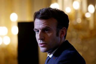 Emmanuel Macron s'est adressé aux rapatriés d'Algérie à l'Élysée, au sujet de deux massacres ayant eu lieu à Alger et Oran en 1962.
