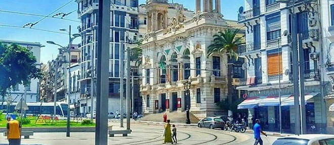 Oran, ville et architecture se lit comme un voyage a travers le temps et l'espace, couvrant un long pan de l'histoire de l'Algerie et d'Oran, de 1790 a 1960.
