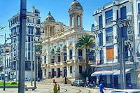  Oran, ville et architecture  se lit comme un voyage a travers le temps et l'espace, couvrant un long pan de l'histoire de l'Algerie et d'Oran, de 1790 a 1960.
