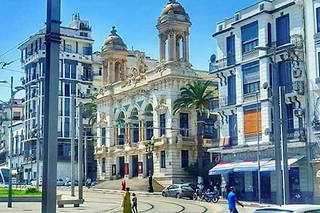  Oran, ville et architecture  se lit comme un voyage à travers le temps et l’espace, couvrant un long pan de l’histoire de l’Algérie et d’Oran, de 1790 à 1960.
