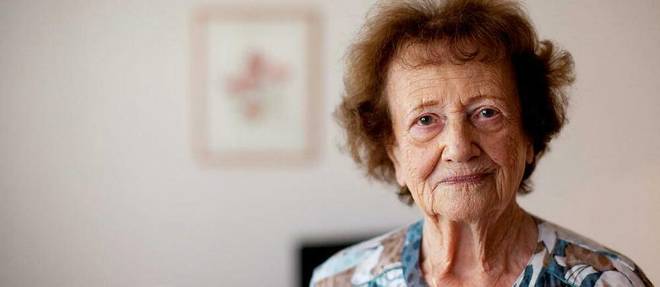 Dita Kraus dans son appartement, à Prague, en 2020. Déportée à Auschwitz à l'âge de 14 ans, elle a survécu en étant chargée de la bibliothèque, une    enclave au confort spartiate, mais « miraculeuse », selon elle.
