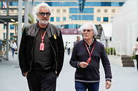 Flavio Briatore (a gauche) et Bernie Ecclestone, ex-patron de la F1, se connaissent tres bien. Comment le premier pourra-t-il recuperer la valeur reelle de son yacht vendu aux encheres au second ? Un probleme de plus pour la justice italienne.
