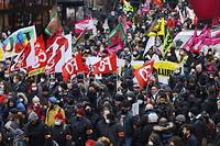 Des dizaines de milliers de manifestants r&eacute;clament des hausses de salaires