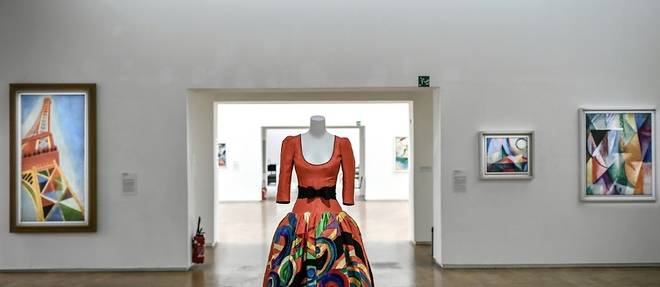Les tenues de Saint Laurent s'incrustent dans les collections de six musees a Paris