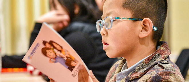 Un enfant chinois, dans un hopital de Xi'an dedie a la medecine des yeux, le 22 mars 2019. 
