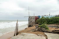 Plusieurs habitations sont emportées par les vagues plongeant des villages entiers dans la désolation.
