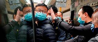  Le rédacteur en chef du site d’information Stand News, Patrick Lam, est arrêté par la police pour « publication séditieuse », le 29 décembre 2021, à Hongkong.   ©Vincent Yu/AP/SIPA
