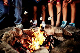  Pas de « summer camp » sans le feu dans lequel on fait griller des marshmallows.  ©MrsVega