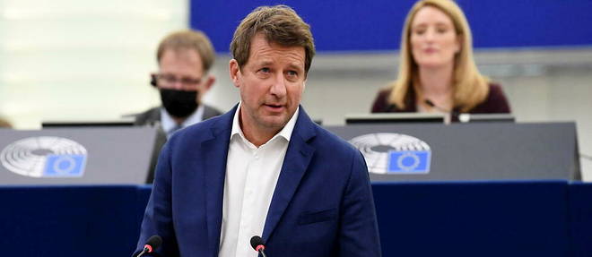 Yannick Jadot, l'homme qui fait entrer la cravate dans le debat presidentiel, mais pas au Parlement europeen.
