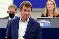 Yannick Jadot, l'homme qui fait entrer la cravate dans le débat présidentiel, mais pas au Parlement européen.
