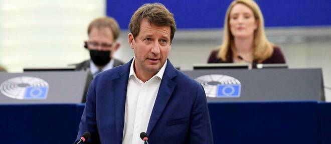 Yannick Jadot, l'homme qui fait entrer la cravate dans le débat présidentiel, mais pas au Parlement européen.
