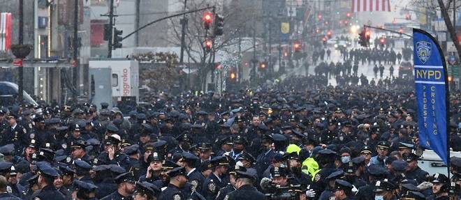 New York honore un jeune policier tue, symbole de la hausse des violences