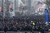 New York honore un jeune policier tu&eacute;, symbole de la hausse des violences
