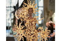 Une des créations sculpturales et solaires de Schiaparelli.

