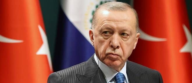 Turquie: Erdogan limoge des responsables et s'en prend aux medias