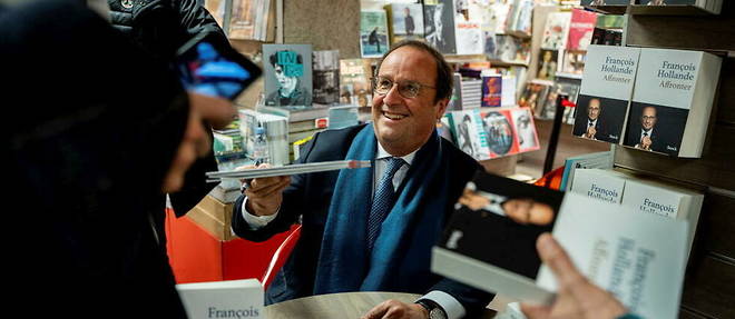 Francois Hollande lors d'une session de dedicaces.
