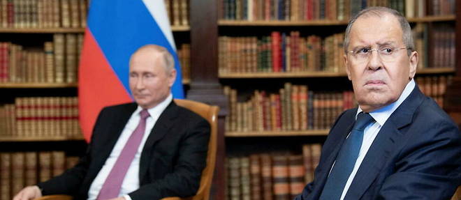 Le ministre russe des Affaires etrangeres, Serguei Lavrov, assis a cote de Vladimir Poutine, a Geneve, le 16 juin 2021.
