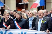 Jean-Marie Le Pen, accompagné de Marine Le Pen, Marion Maréchal et Gilbert Collard en 2013.
