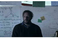 Jean-Charles Clichet incarne Michel Djerzinski dans l'adaptation des « Particules élémentaires » sur France 2.
